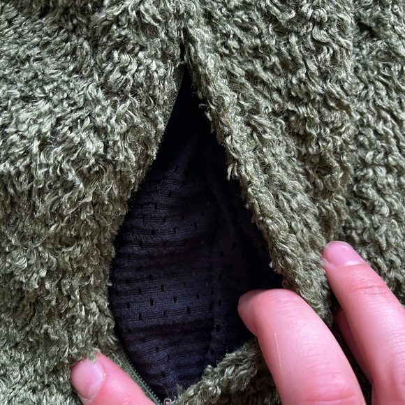 Green sweatshirt - Picture 2 of 4